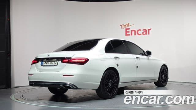 Mercedes-Benz E-Class 2022 — Photo 5/32