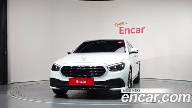Mercedes-Benz E-Class 2022 — Photo 26/32