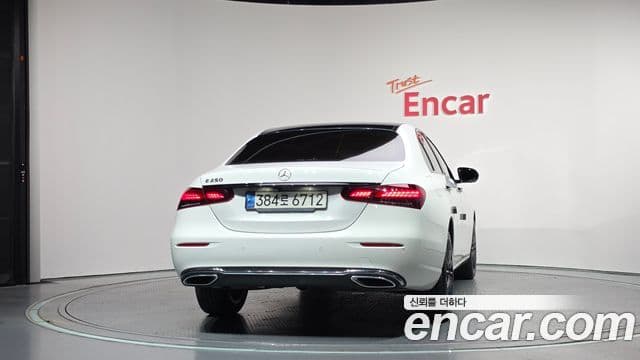 Mercedes-Benz E-Class 2022 — Photo 22/32
