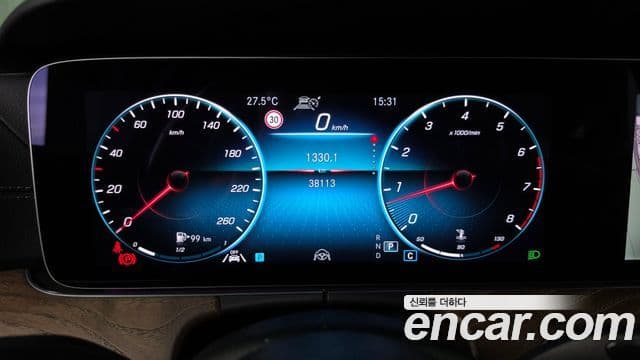 Mercedes-Benz E-Class 2022 — Photo 8/32