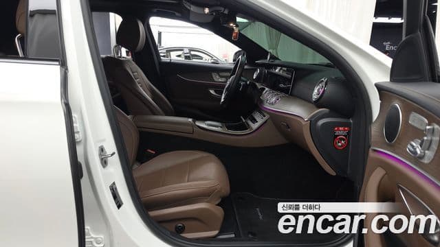 Mercedes-Benz E-Class 2022 — Photo 7/32