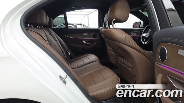 Mercedes-Benz E-Class 2022 — Photo 13/32