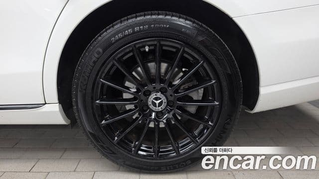 Mercedes-Benz E-Class 2022 — Photo 11/32
