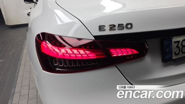 Mercedes-Benz E-Class 2022 — Photo 32/32