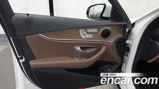 Mercedes-Benz E-Class 2022 — Photo 30/32