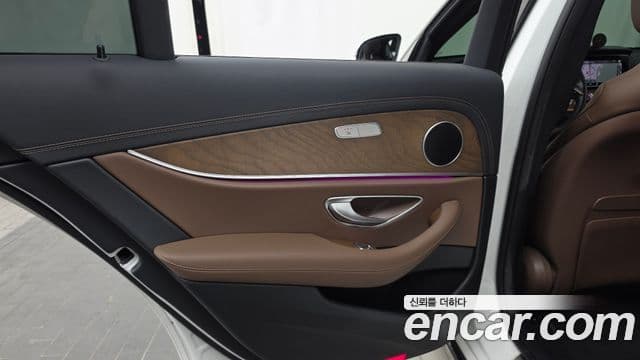 Mercedes-Benz E-Class 2022 — Photo 28/32