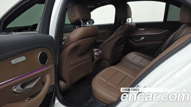 Mercedes-Benz E-Class 2022 — Photo 21/32