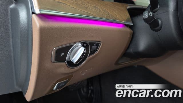 Mercedes-Benz E-Class 2022 — Photo 2/32