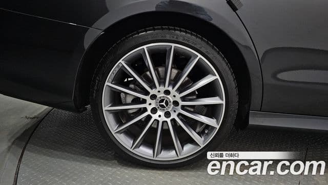 Mercedes-Benz E-Class 2022 — ფოტო 12/35