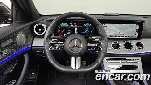Mercedes-Benz E-Class 2022 — ფოტო 30/35