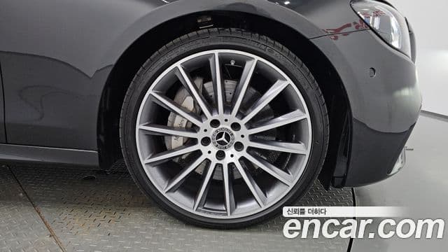 Mercedes-Benz E-Class 2022 — ფოტო 34/35