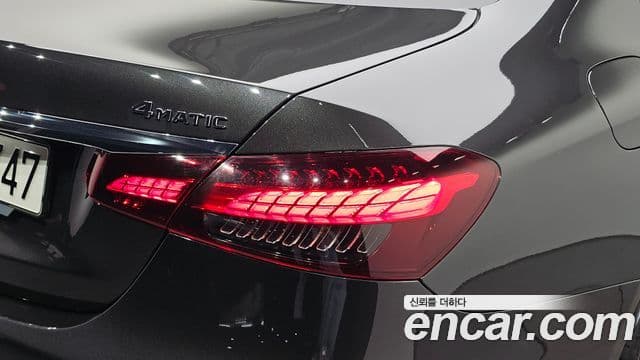 Mercedes-Benz E-Class 2022 — ფოტო 28/35