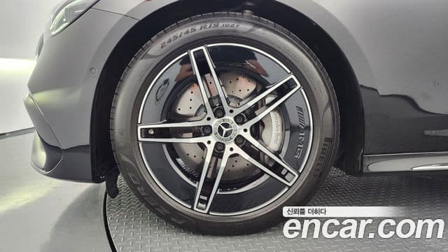 Mercedes-Benz E-Class 2025 — Photo 14/35