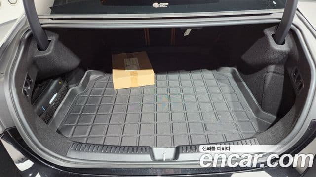 Mercedes-Benz E-Class 2025 — Photo 21/35