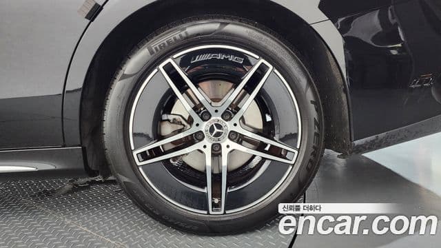 Mercedes-Benz E-Class 2025 — Photo 13/35