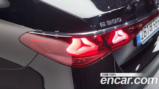 Mercedes-Benz E-Class 2025 — Photo 20/35