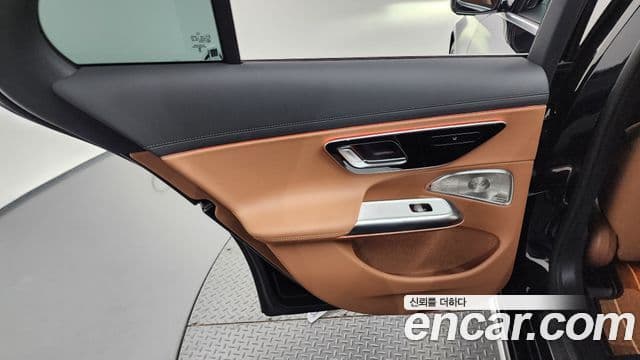 Mercedes-Benz E-Class 2025 — Photo 15/35