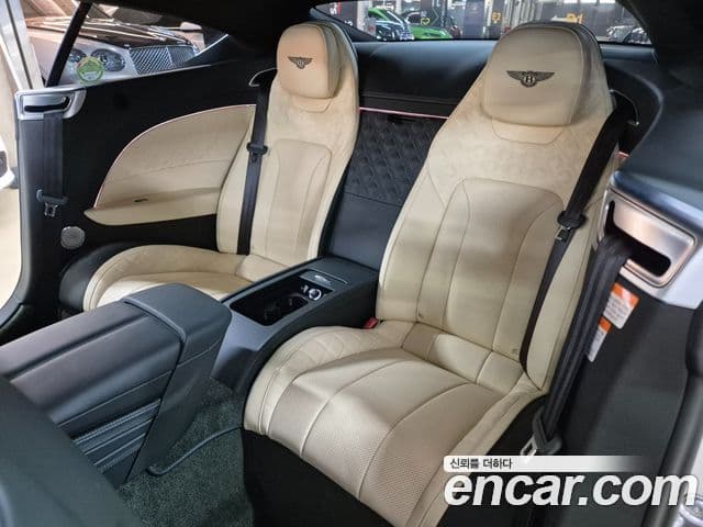 Bentley Continental GT 2022 — Photo 9/20