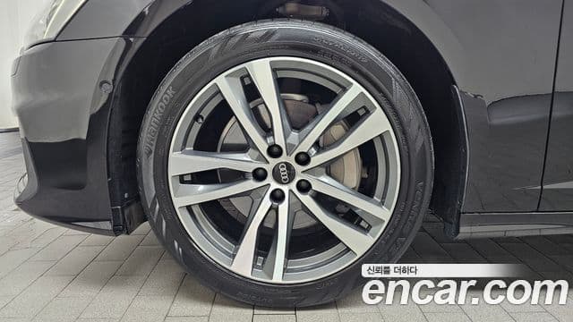 Audi A6 2021 — ფოტო 18/31