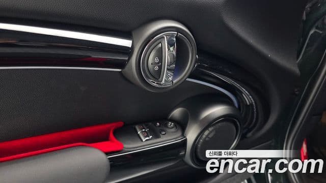 Mini Cooper S 2023 — ფოტო 25/32