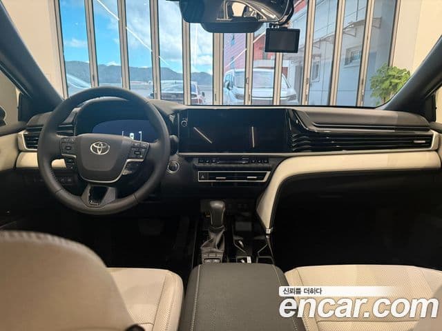 Toyota Camry 2025 — Photo 5/15
