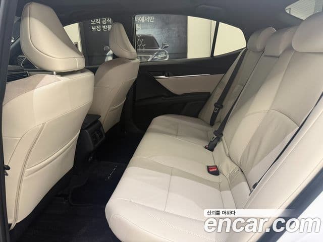Toyota Camry 2025 — Photo 8/15