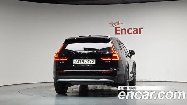 Volvo V60 Cross Country 2023 — Фото 4/20