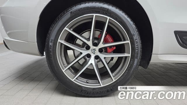 Porsche Macan 2023 — Photo 6/31