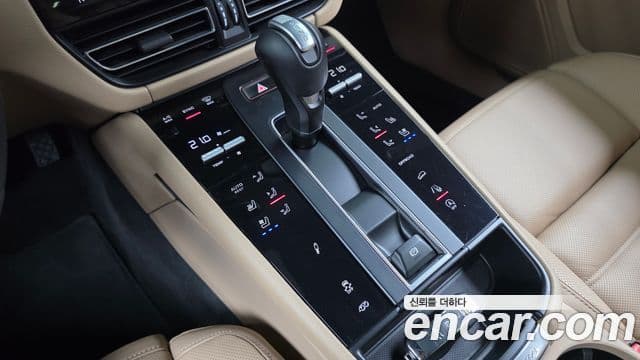 Porsche Macan 2023 — Photo 9/31