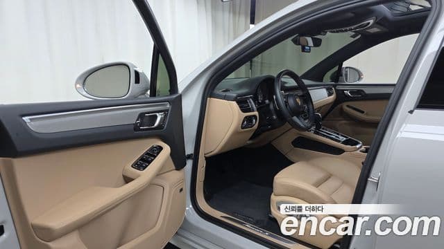 Porsche Macan 2023 — Photo 8/31