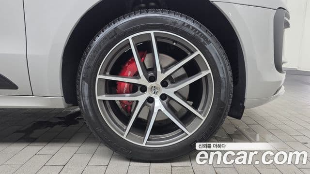 Porsche Macan 2023 — Photo 30/31
