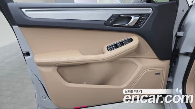 Porsche Macan 2023 — Photo 28/31