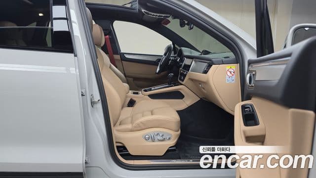 Porsche Macan 2023 — Photo 16/31