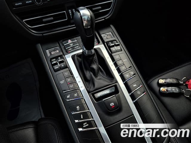 Porsche Macan 2021 — Фото 8/20