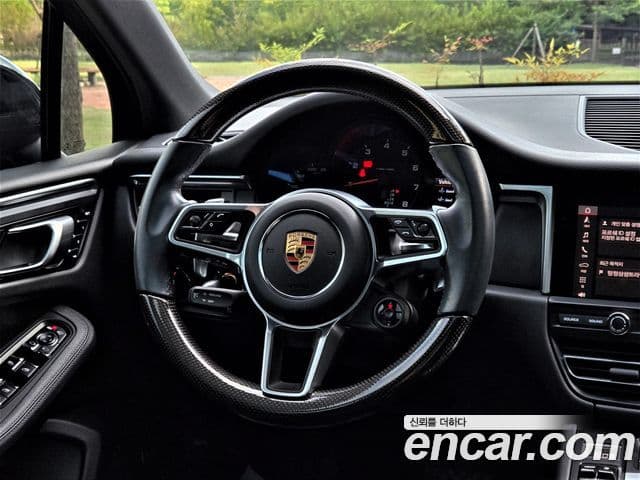 Porsche Macan 2021 — Фото 12/20