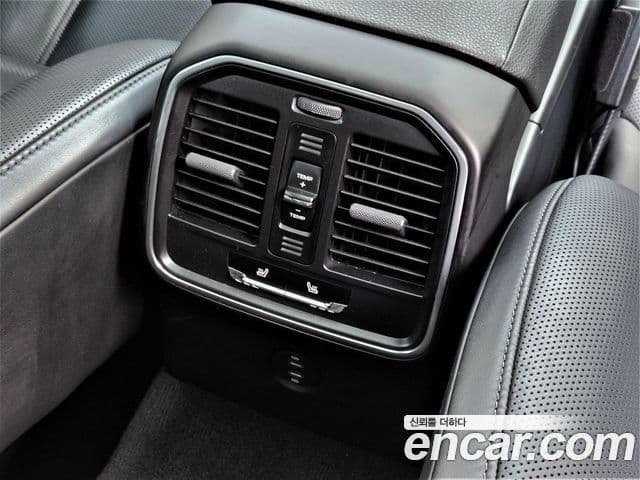 Porsche Macan 2021 — Фото 18/20