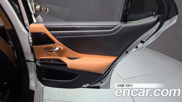 Lexus ES300h 2026 — ფოტო 29/30