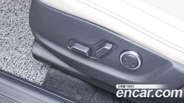 Genesis GV70 2023 — Photo 24/32