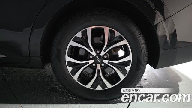 Kia Carnival 2023 — Şəkil 23/45