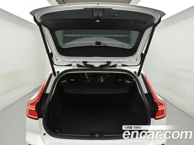 Volvo V60 Cross Country 2020 — Фото 19/20