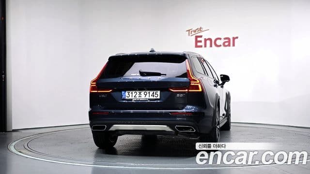 Volvo V60 Cross Country 2022 — Фото 4/20