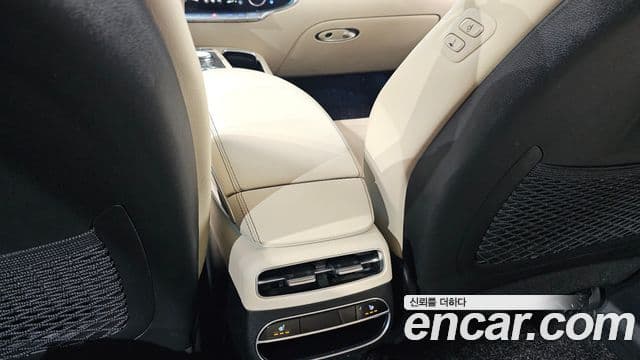 Genesis GV70 2021 — ფოტო 28/35