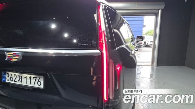 Cadillac Escalade 2022 — Photo 35/36