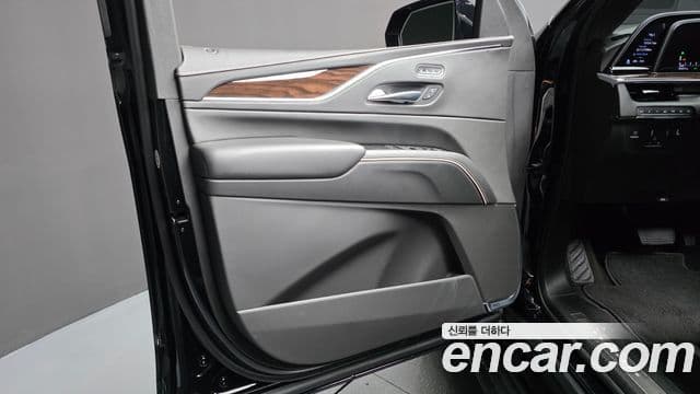 Cadillac Escalade 2022 — Photo 8/36