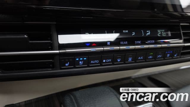 Toyota Sienna 2023 — ფოტო 12/35