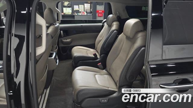 Kia Carnival 2023 — ფოტო 18/34