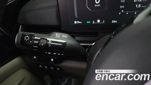 Kia Carnival 2023 — ფოტო 28/34