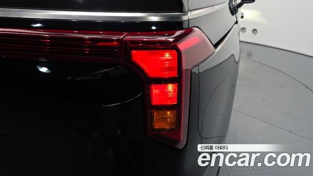 Kia Carnival 2023 — ფოტო 14/33