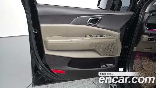Kia Carnival 2023 — ფოტო 28/33
