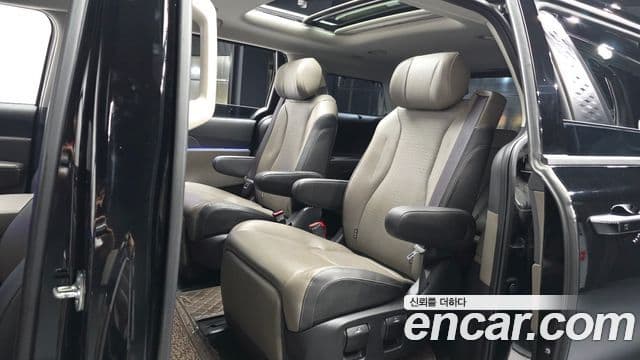 Kia Carnival 2023 — ფოტო 20/33